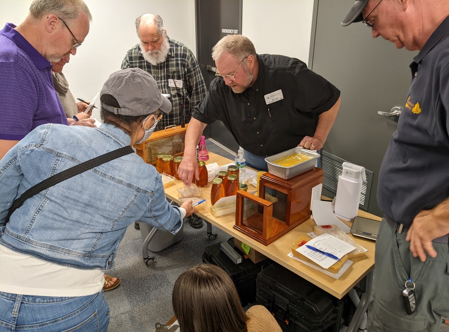 Certified Maryland Judge, Jim Fraser explains what is good and what is not good in a cut comb entry. Photo By: Allen Hayes