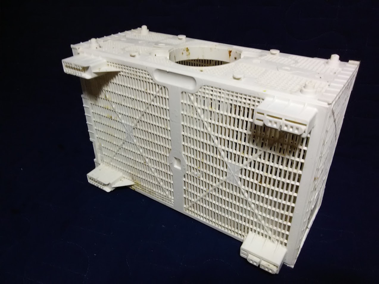 Three pound plastic package cage normally used by 
western commercial dealers.